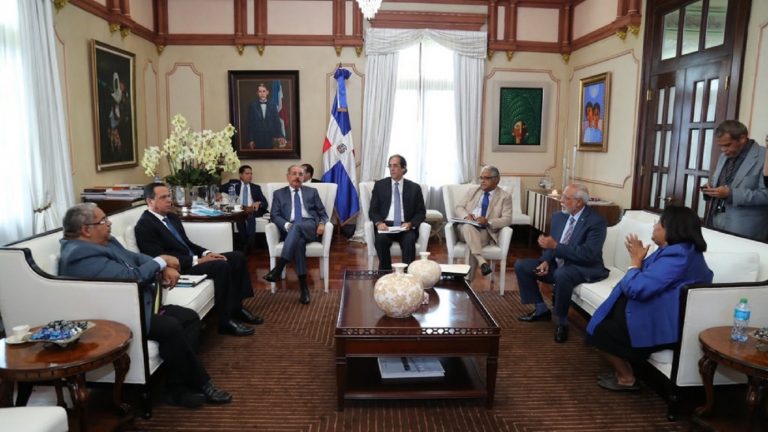 Presidente Danilo Medina trata con funcionarios principales retos del sistema Salud