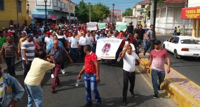 CIENTOS DE CHOFERES PROTESTAN POR ALZAS PRECIOS COMBUSTIBLES