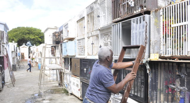 CEMENTERIOS DE SANTIAGO LLENO CON MOTIVO DIA DE LOS PADRES
