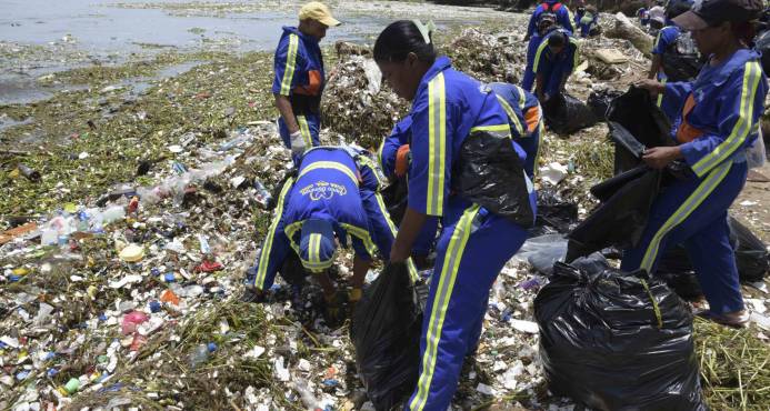 Ministro de Medio Ambiente advierte a empresarios: “hay que reducir los plásticos”