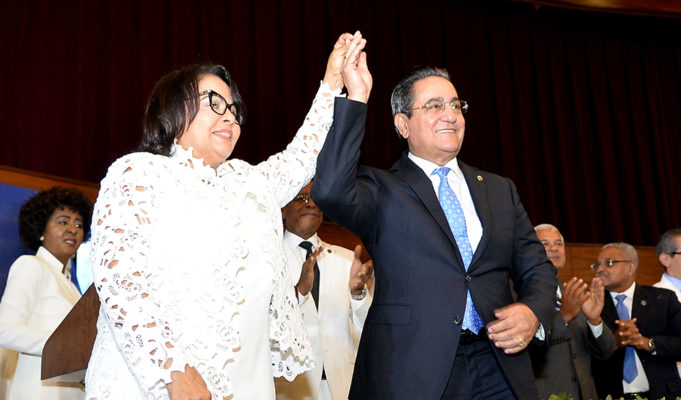 NUEVA RECTORA DE LA UASD LE ENTRA A SU ANTECESOR