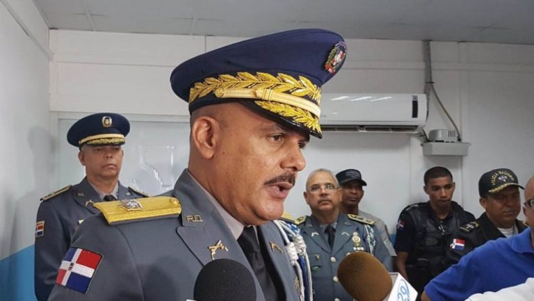 SUSPENDEN POLICIAS QUE CUSTODIABAN VIGILANTE QUE SUICIDO