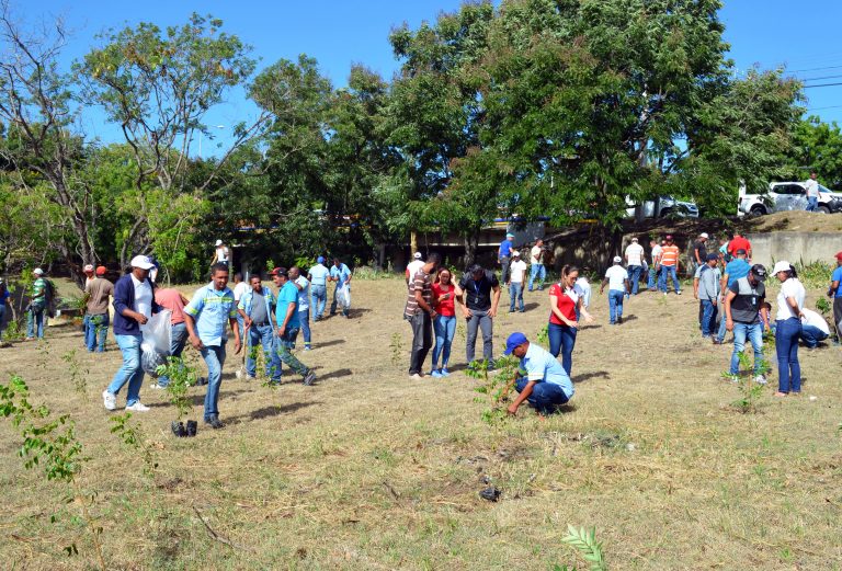 CORAASAN siembra árboles en el día del Río Yaque