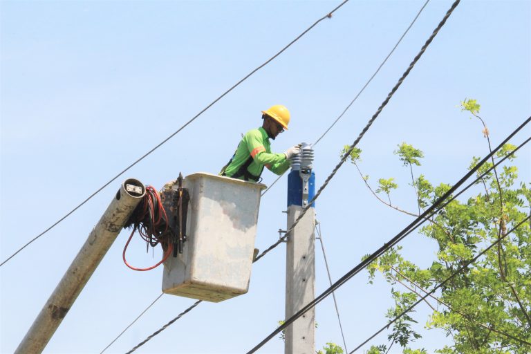EDENORTE lleva progreso y luz 24 horas en comunidades de Santiago
