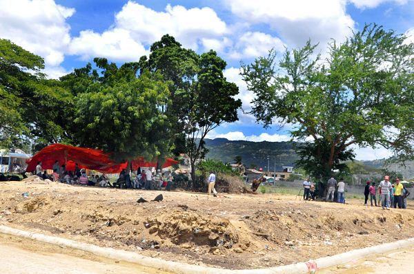 FAMILIAS  DEMANDAN ENTREGA DE SOLARES