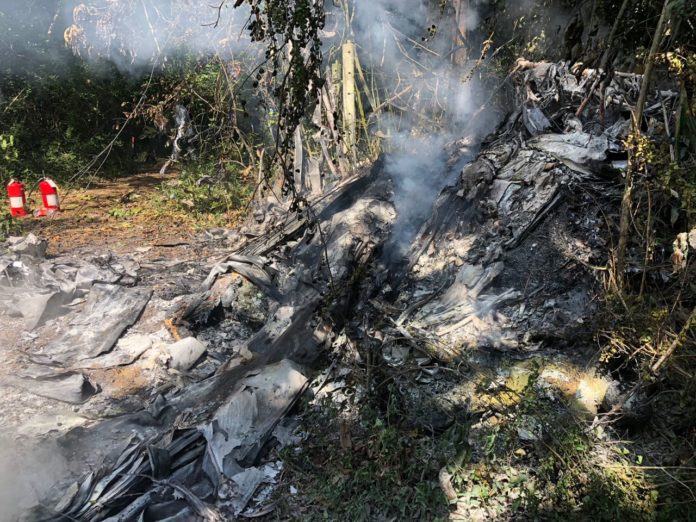 MUEREN DOS AL ESTRELLARSE A TIERRA AVIONETA