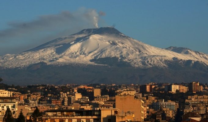 Volcán Etna entra en erupción