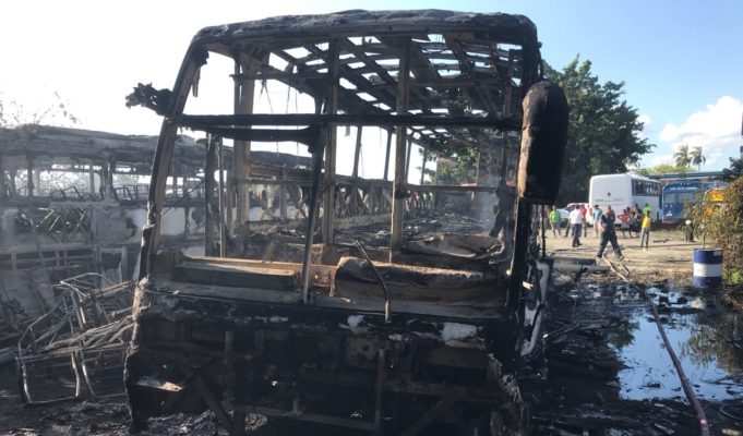 Incendio destruye siete autobuses de  Expreso Vegano