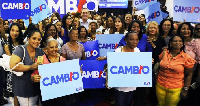 Abinader promete en Santiago continuar programa Solidaridad