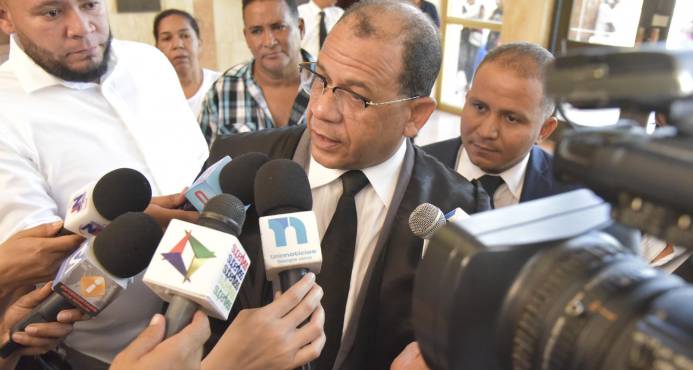 Aplazan medida de coerción contra pintor