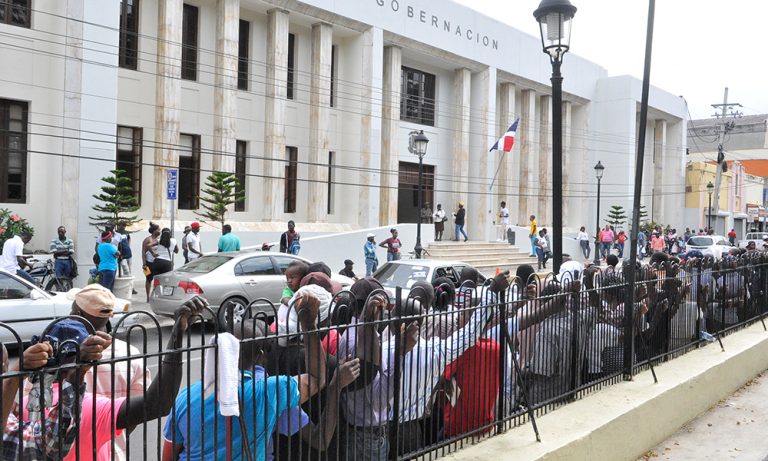 LARGAS FILAS DE EXTRANJEROS BUSCANDO SUS DOCUMENTOS