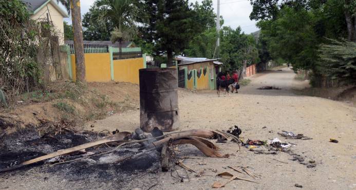 QUEMAN GOMAS Y OBSTACULIZAN TRANSITO