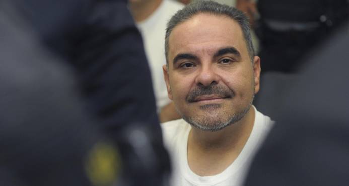 Expresidente salvadoreño confiesa que desvió fondos públicos
