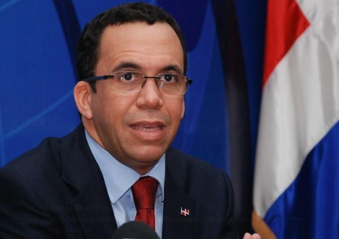 Piden a familias no desesperarse para adquirir poloshirts