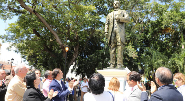 Alcalde Abel Martínez develiza estatua Juan Pablo Duarte en parque lleva su nombre