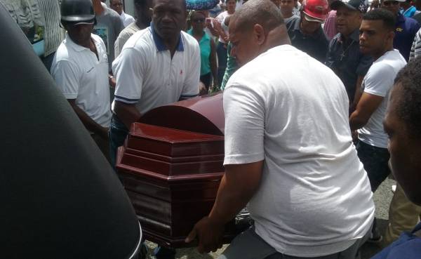 Llevan a cuartel ataúd con restos de joven ultimado por teniente coronel