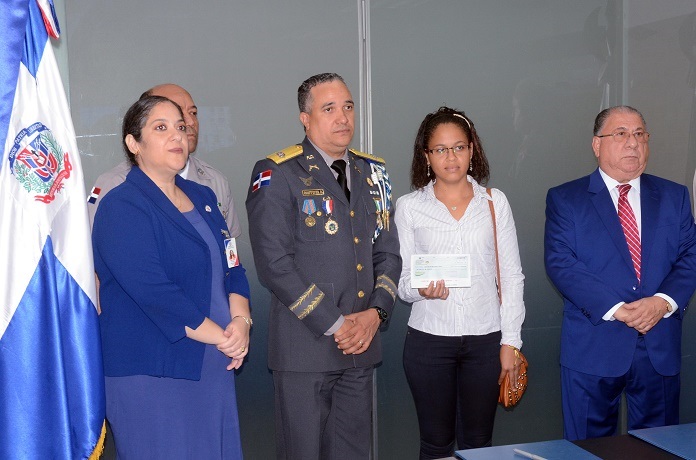 Interior y Policía entrega RD$700 mil a familiares de policía asesinado