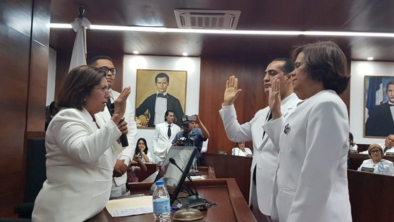 Escogen bufete directivo Concejo Municipal de Santiago presidido por el oficialista Héctor Martínez