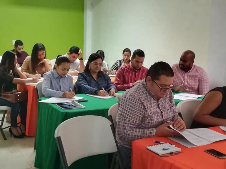 COOPMEDICA imparte taller de raíces griegas a médicos residentes