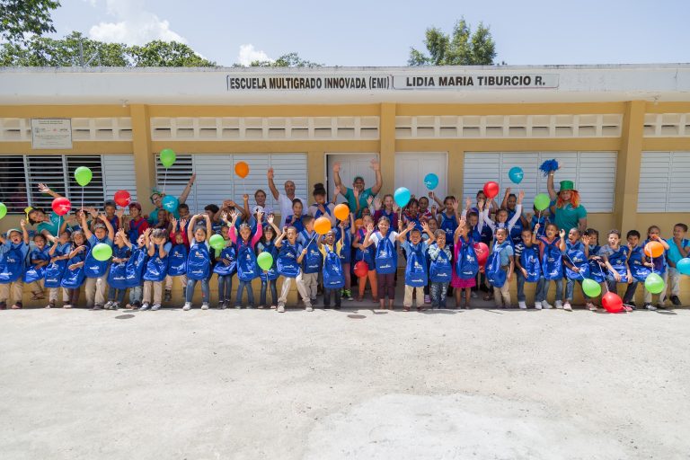 EDENORTE distribuye mochilas y útiles escolares entre estudiantes de escasos recursos
