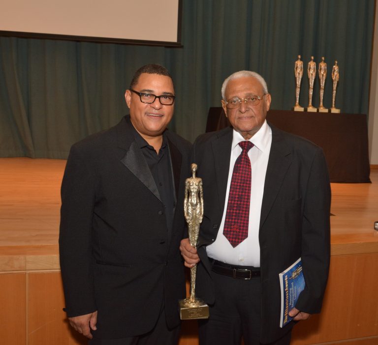 INSTITUCION INTERNACIONAL RECONOCE AL DOCTOR NEGRO VERAS