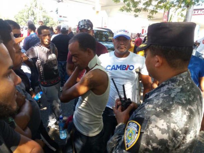 Policías dispersan a “bombazos” protestas de choferes