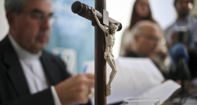 Fiscalía allana sorpresivamente cuatro diócesis chilenas