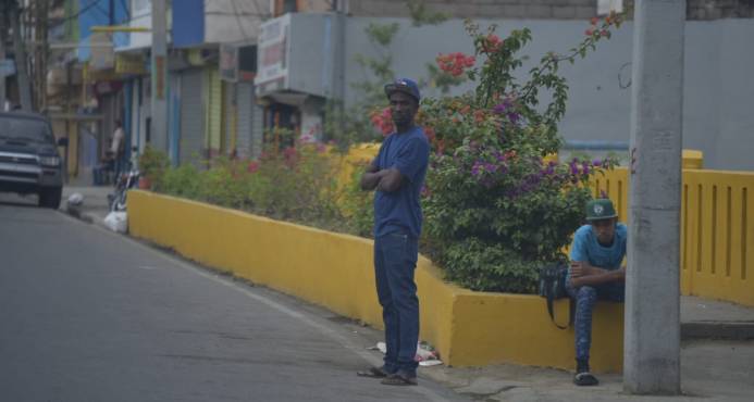 PASAJEROS A PIE POR EL PARO DEL TRANSPORTE EN SANTIAGO