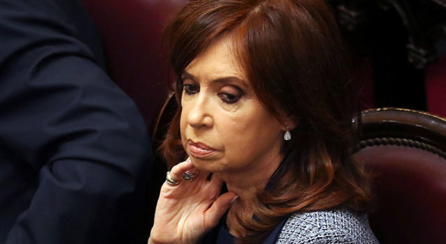 Juez procesa a expresidenta Cristina Fernández por corrupción