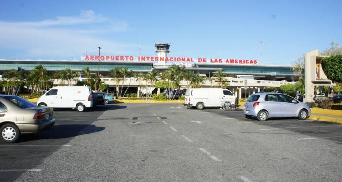 Llegan al país 81 dominicanos repatriados por EEUU