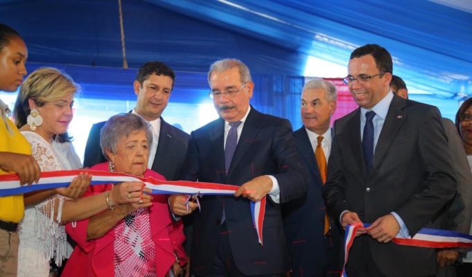 Presidente Medina entrega un  liceo y 2 escuelas en Santiago