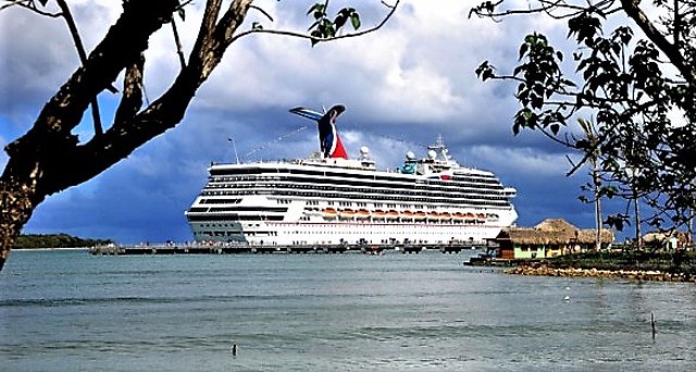 Llegan miles de turistas a terminal Amber Cove en la bahía de Maimón