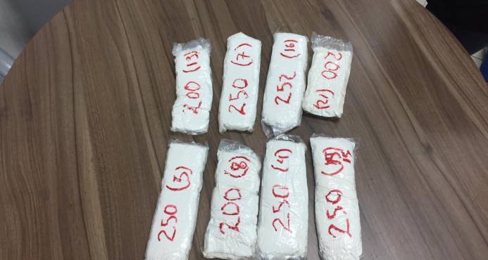 Apresan dos extranjeros con 18 láminas de cocaína en el AILA