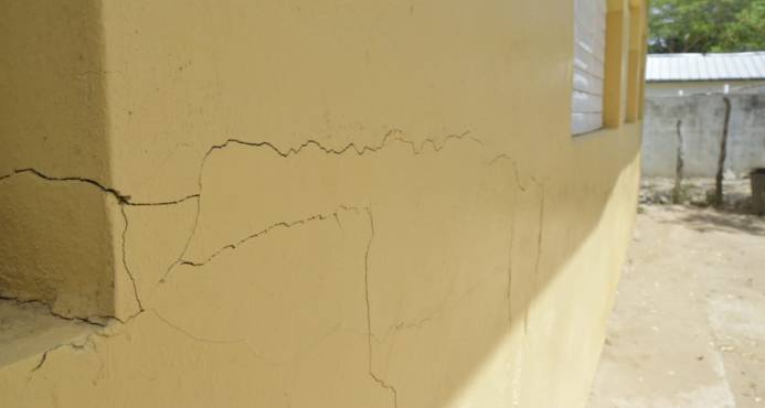 Hay dos escuelas y varias viviendas con daños por ocho sismos en Montecristi