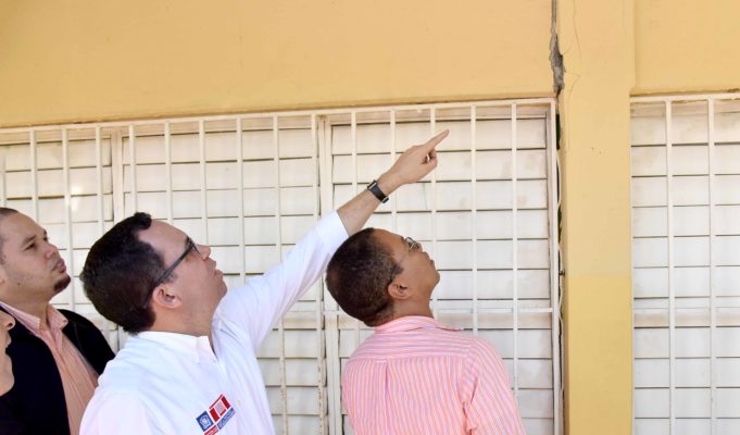 Ministro de Educacion supervisa escuelas agrietadas por sismos