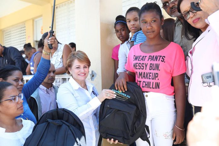 Suplidores de mochila con sello de Lucía Medina dicen fue “error de producción”