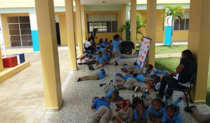 Estudiantes y maestra se intoxican