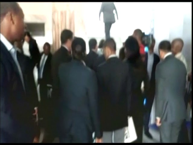 Vice presidenta se queda encerrada en ascensor del Indotel