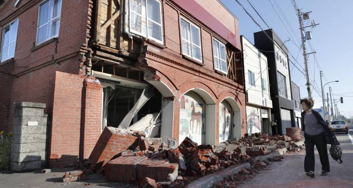 Un fuerte sismo provoca corrimientos de tierra en la isla japonesa de Hokkaido