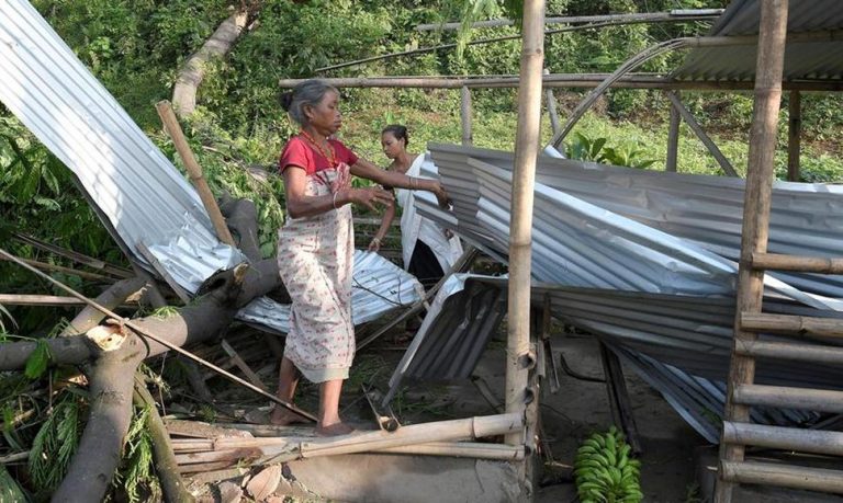 FUERTE VENTARRON DERRIBA VIVIENDAS Y ARBOLES