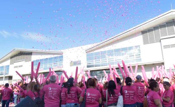 Forman lazo humano por prevención cáncer de mama