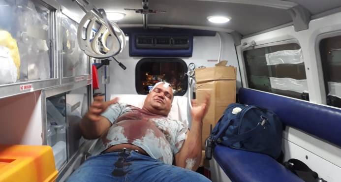 APRESAN TRES GOLPEARON COMUNICADOR