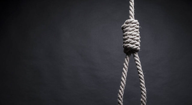 HOMBRE SE AHORCA EN CELDA POLICIAL