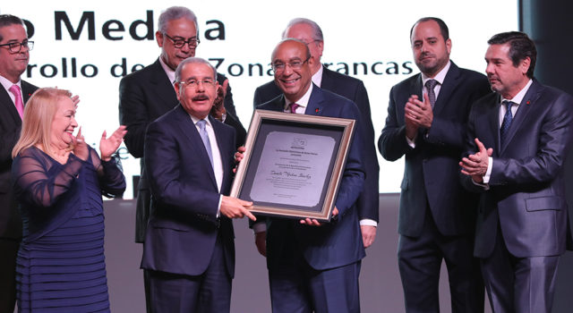 ADOZONA reconoce al presidente Danilo Medina