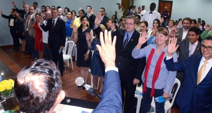 JURAMENTAN COMO DOMINICANOS A MAS DE 30 EXTRANJEROS