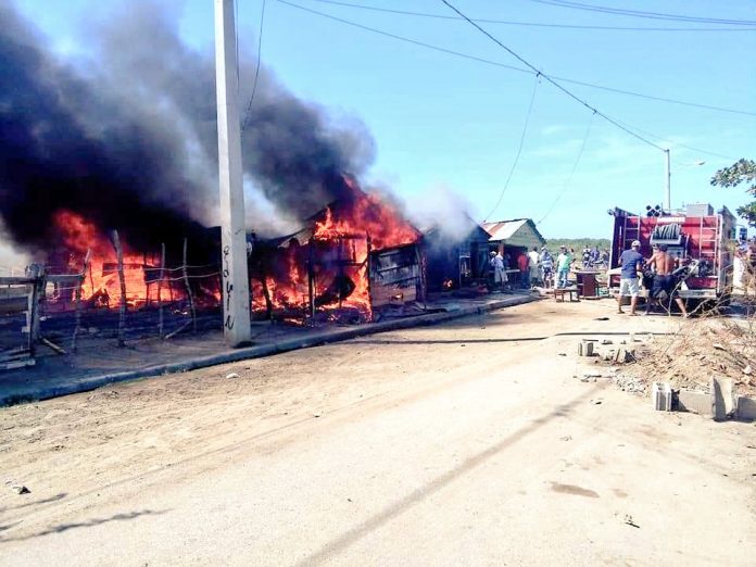 Incendio destruye una casa y dos resultan parcialmente quemadas