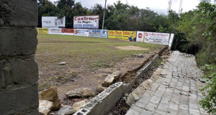 Colapsa pared estadio sóftbol de cronistas deportivos de Santiago