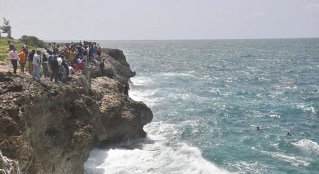 HOMBRE CON PROBLEMA DIABETICO SE LANZA AL MAR CARIBE