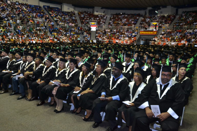 UTESA gradúa 1016 nuevos profesionales en Santiago