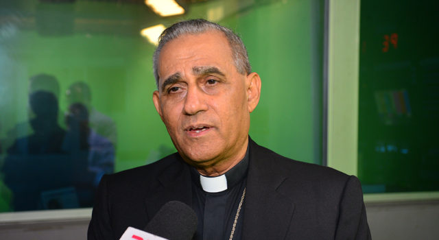 Arzobispo de Santiago dice Estado debe darse a respetar
